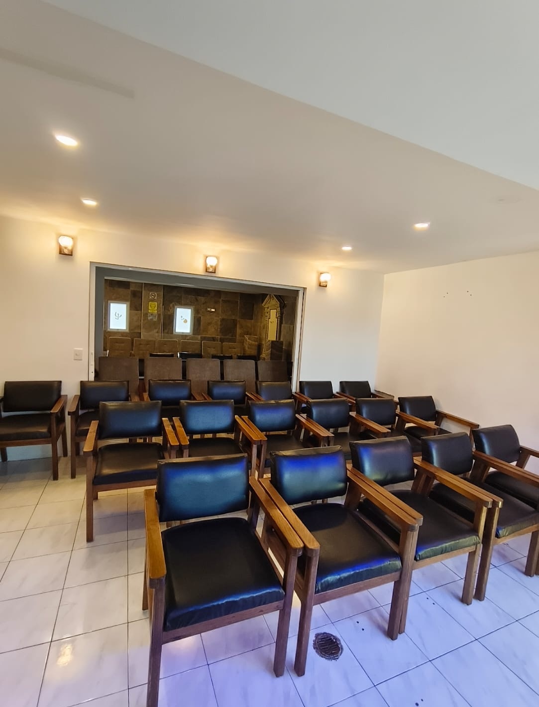 Segunda capilla con butacas dispuestas para una ceremonia